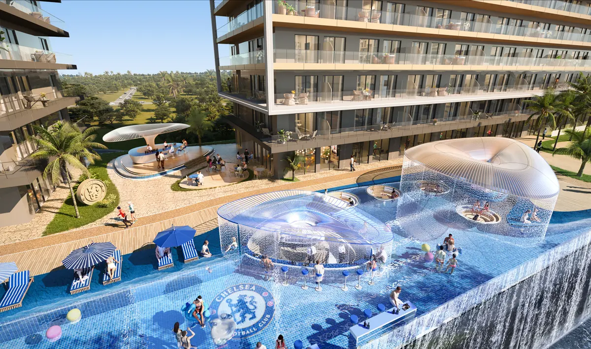 Infinity pool & Chelsea Lion Beach